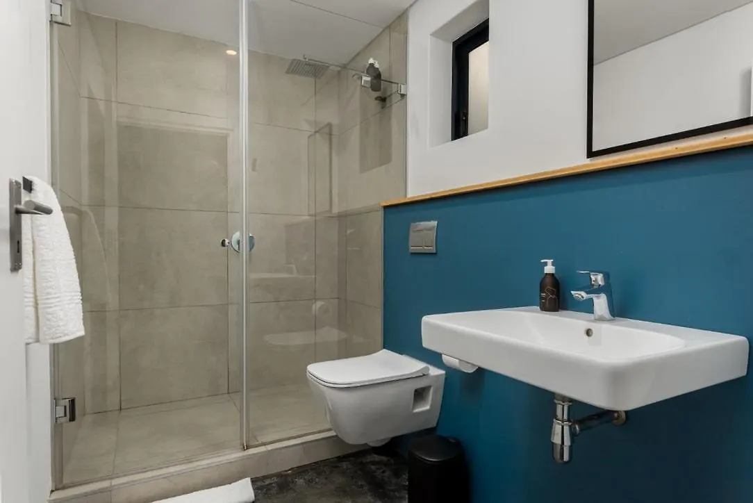 Table Mountain Views & Rooftop Pool Retreat Cape Town 0*,  Güney Afrika